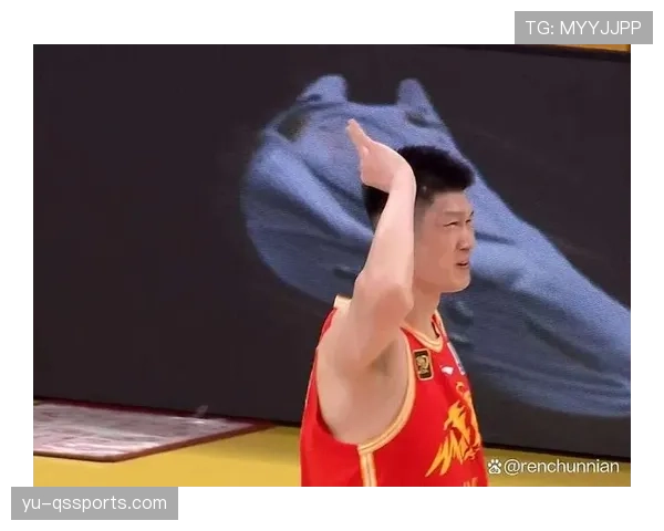 胡金秋这阵子生活咋感觉跟个低调富豪，出门像走T台似的谁还敢认得出